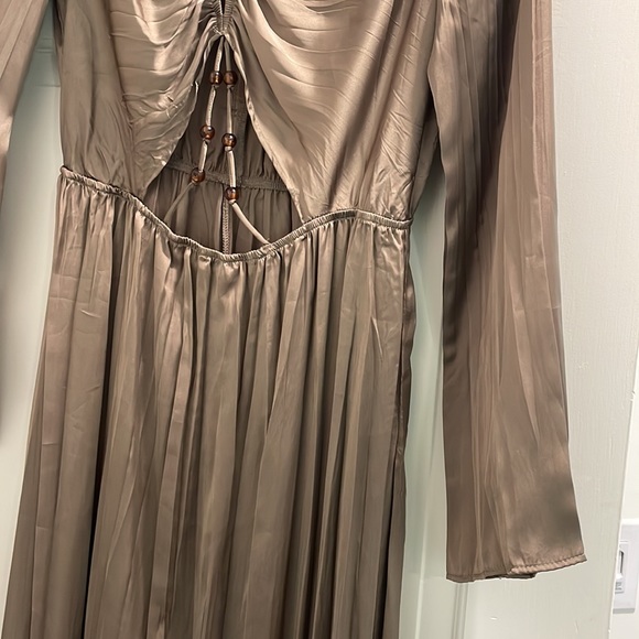 Worn once Zara cut out olive dress - Picture 3 of 6